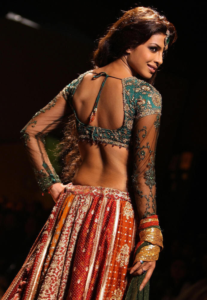 Bipasha Basu, Priyanka Chopra & Kangana Ranaut's Boldest Belly Curve Navel  Piercing Moments For High-Chic Style Goals | IWMBuzz